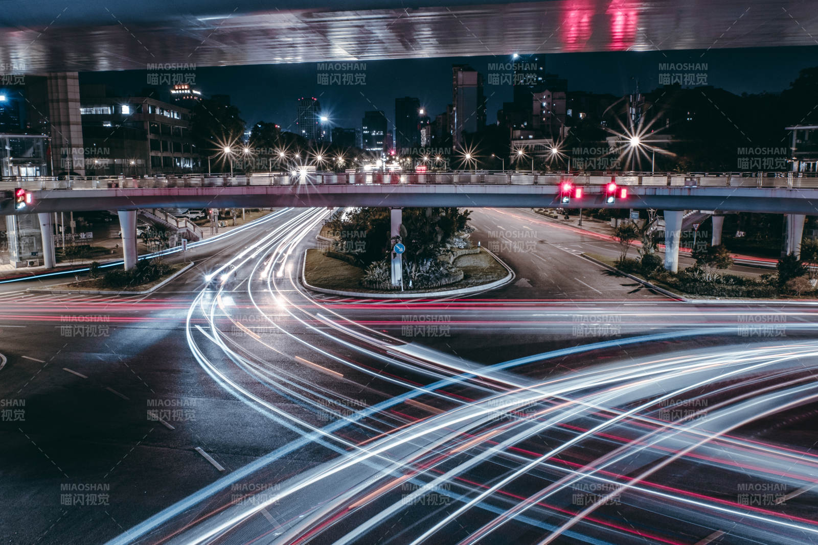 城市夜景车流光影交错图片