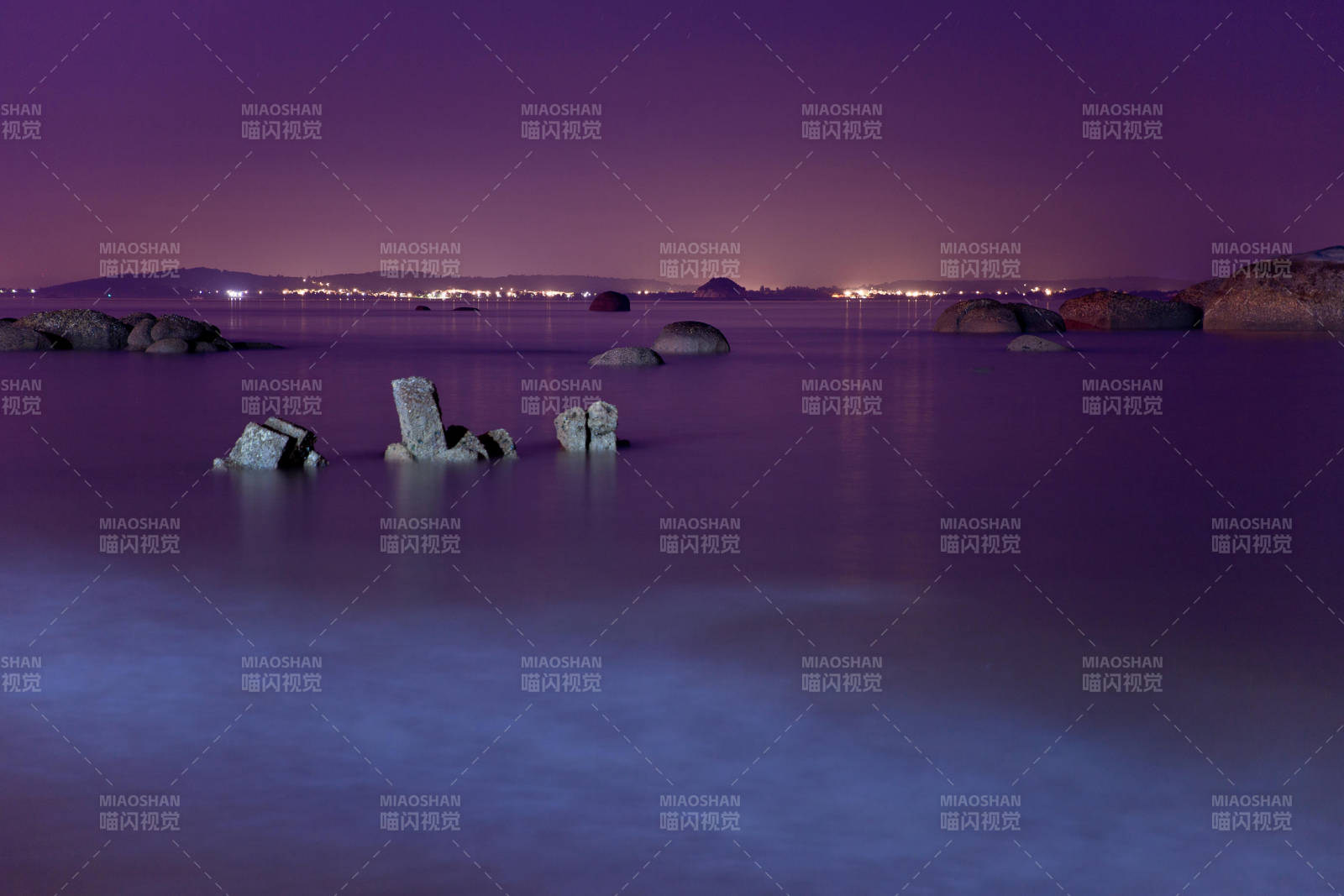 夜色湖畔 静谧如梦图片