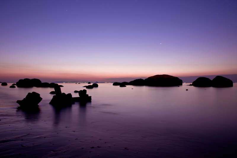 朝霞暮色中的岩石海岸图片
