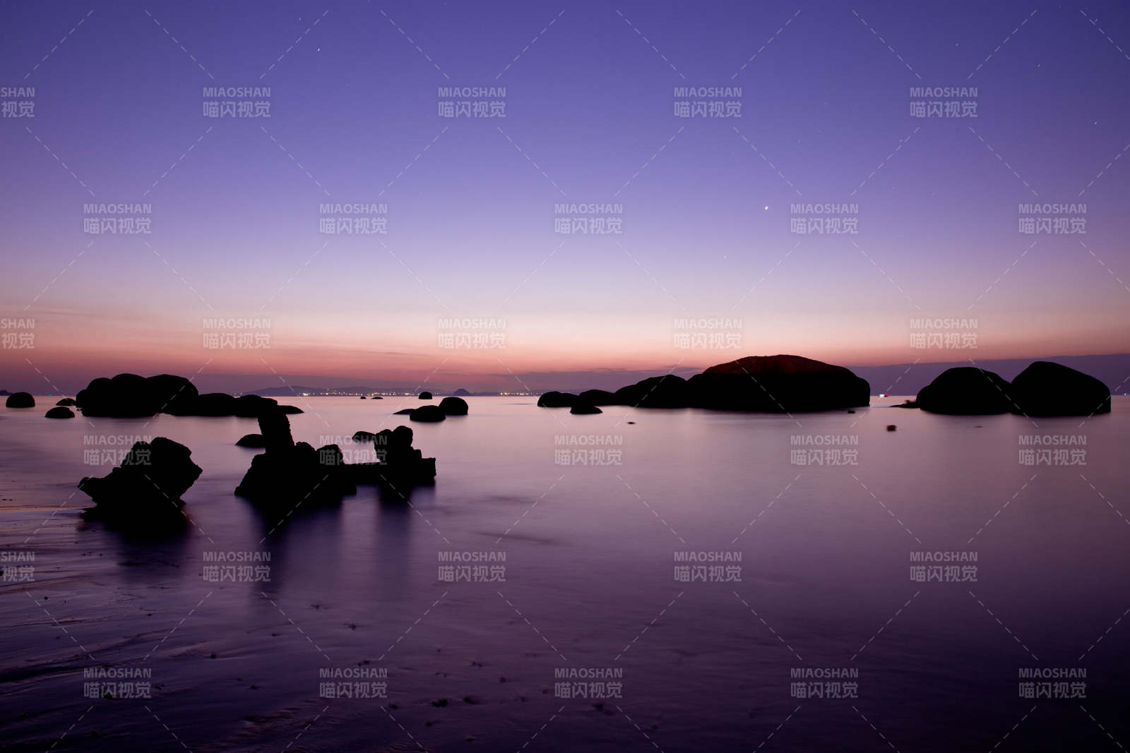 朝霞暮色中的岩石海岸图片