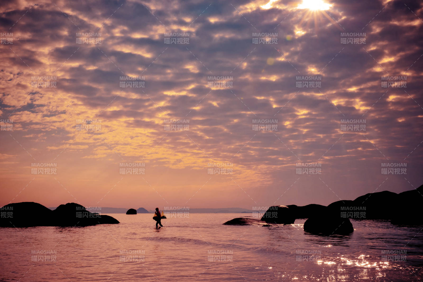 夕阳下的海边漫步图片