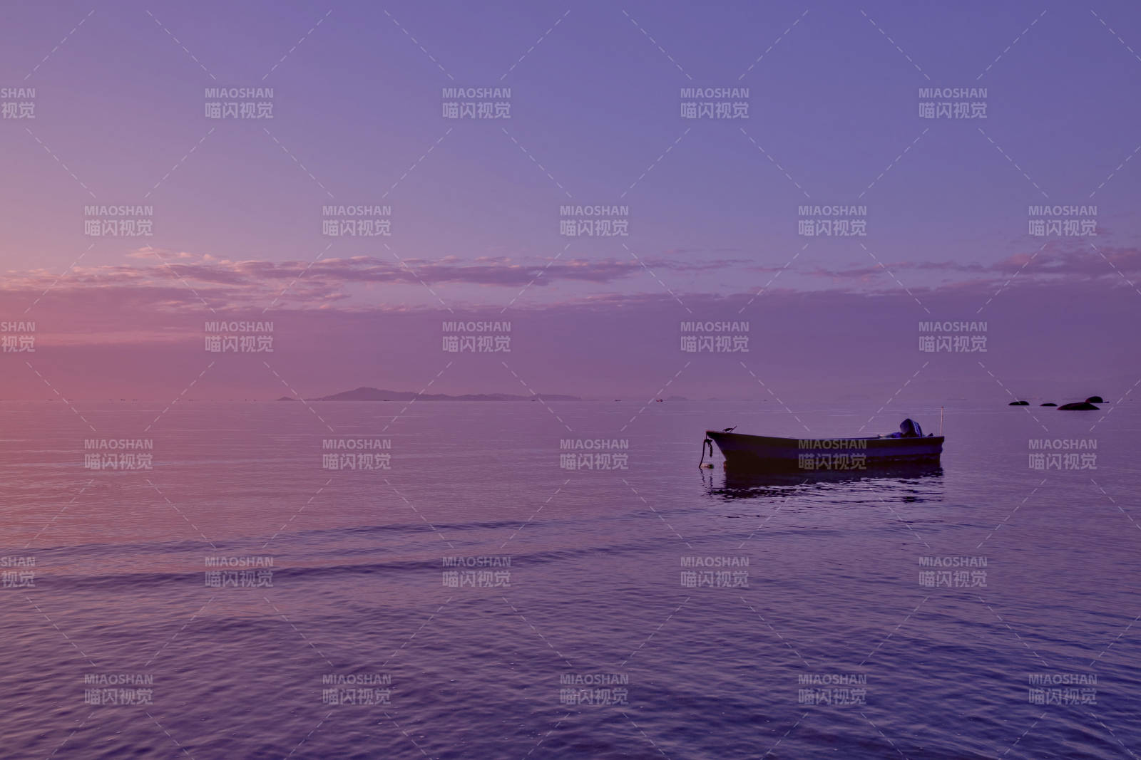 暮色中的孤舟静谧海面图片