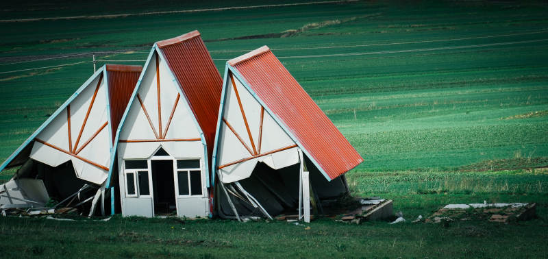 草原上的独特破败帐篷屋图片