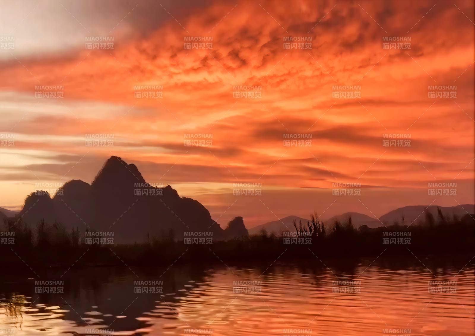 夕阳映山湖水红图片