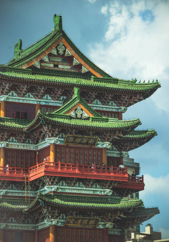 古塔巍峨 绿瓦红墙图片