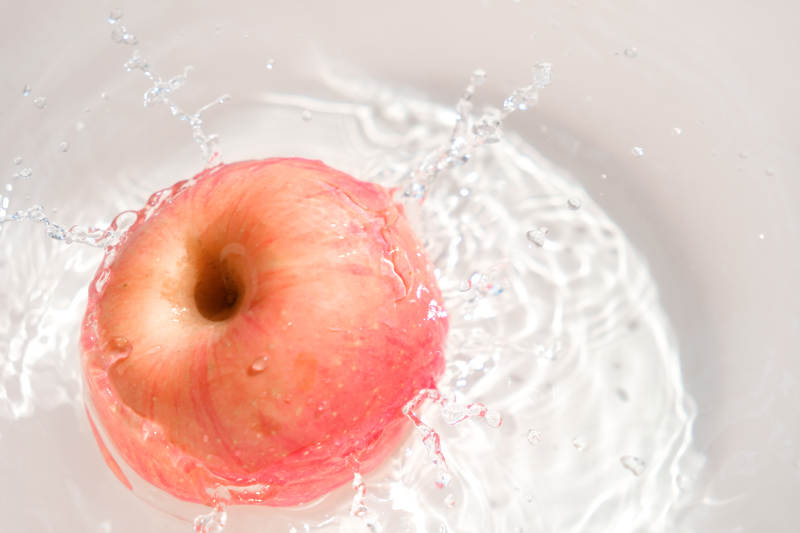 苹果落入水中溅起水花图片