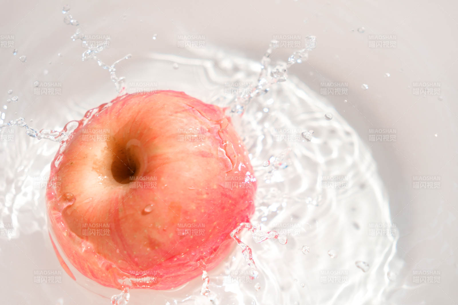 苹果落入水中溅起水花图片