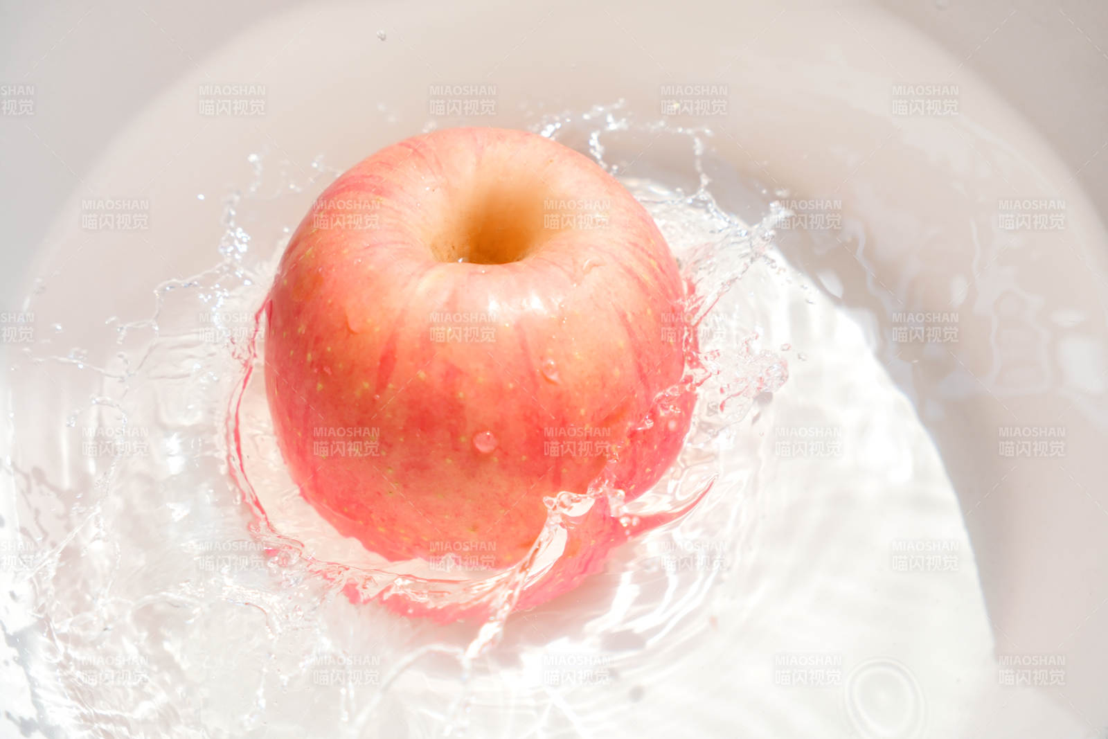 苹果在水中溅起水花图片
