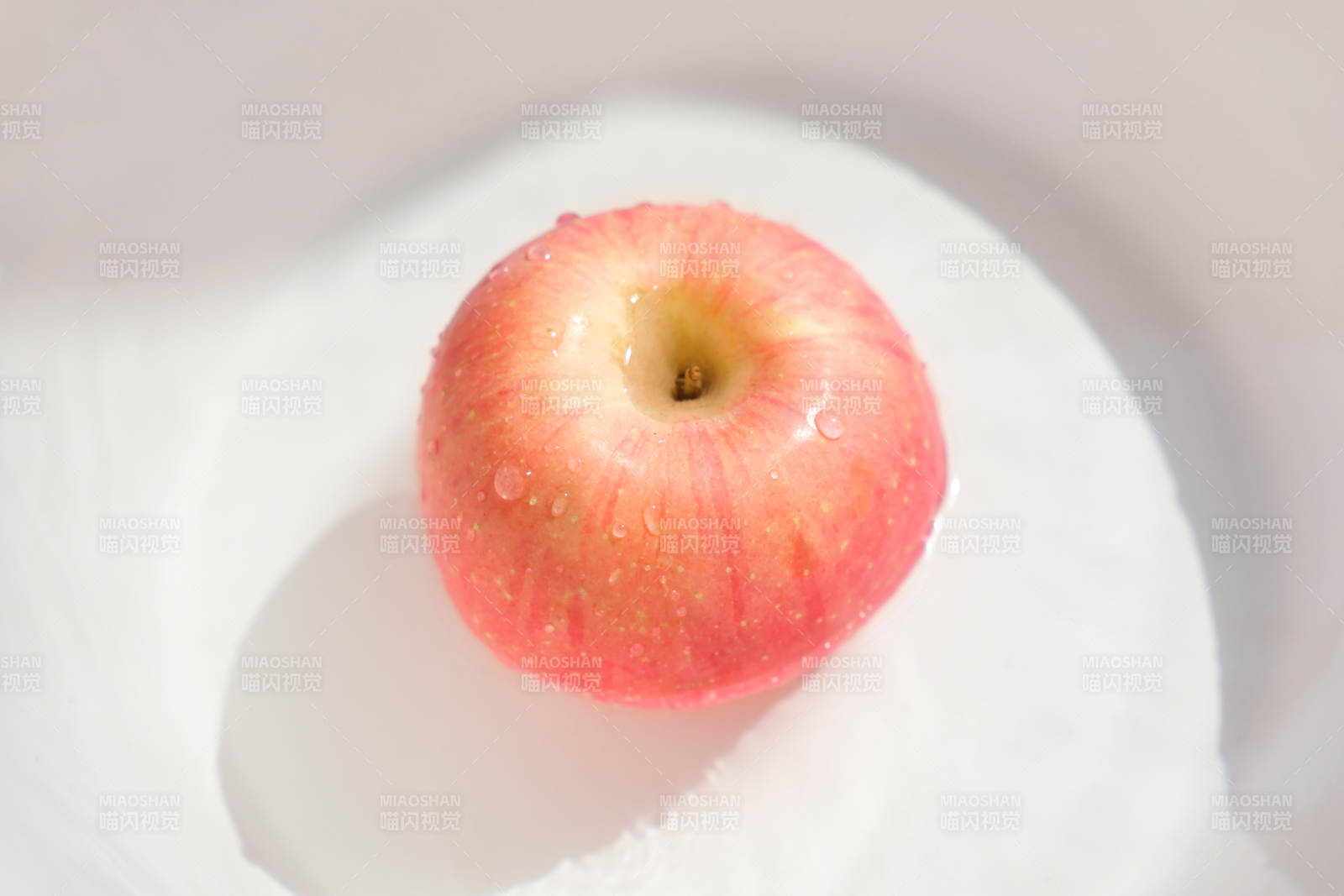 新鲜红苹果 晶莹剔透图片