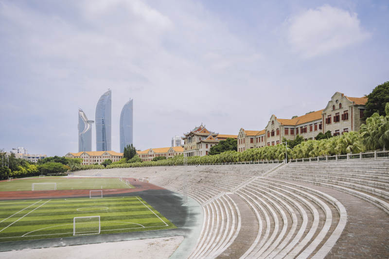 厦门大学校园操场与双子塔图片