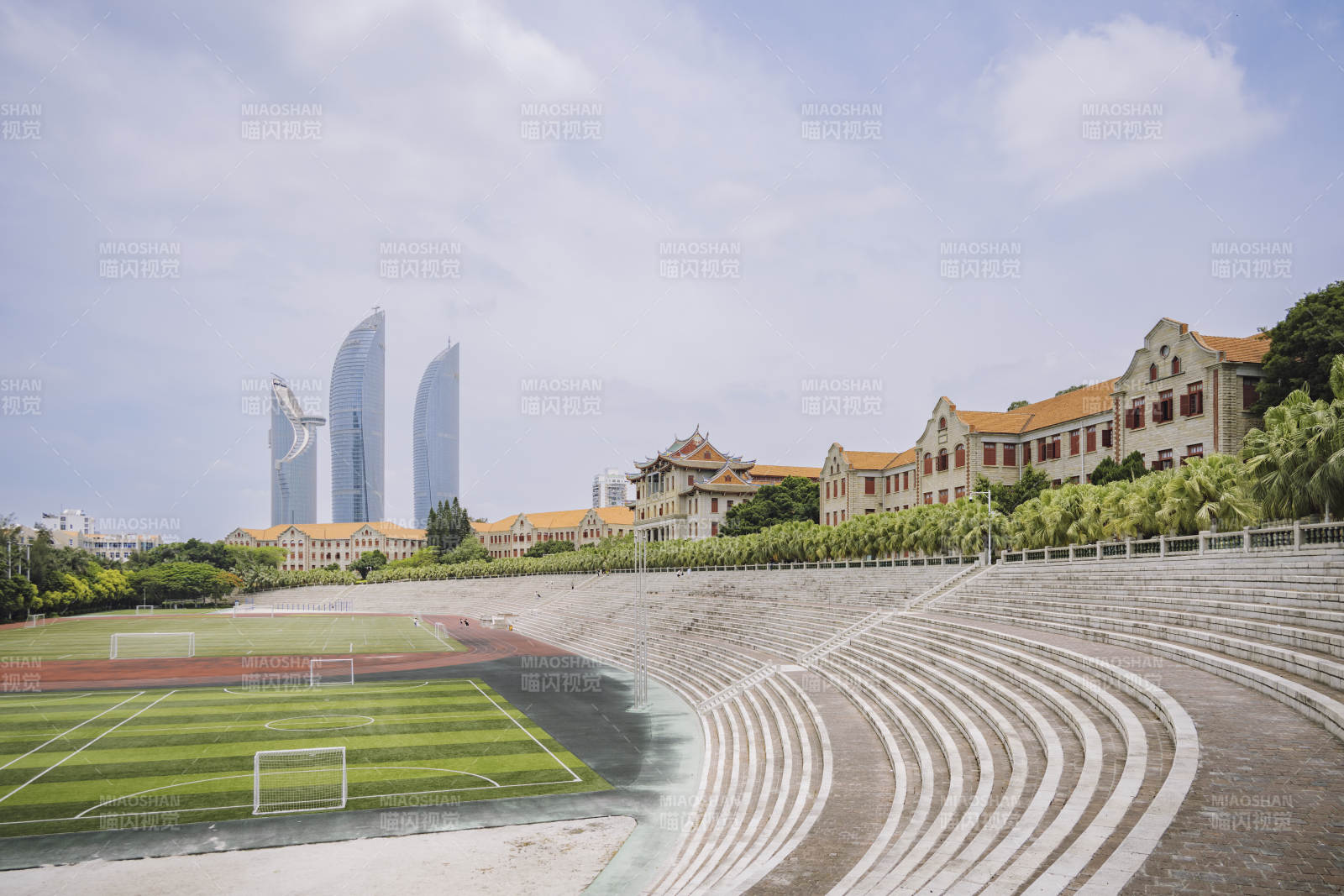 厦门大学校园操场与双子塔图片