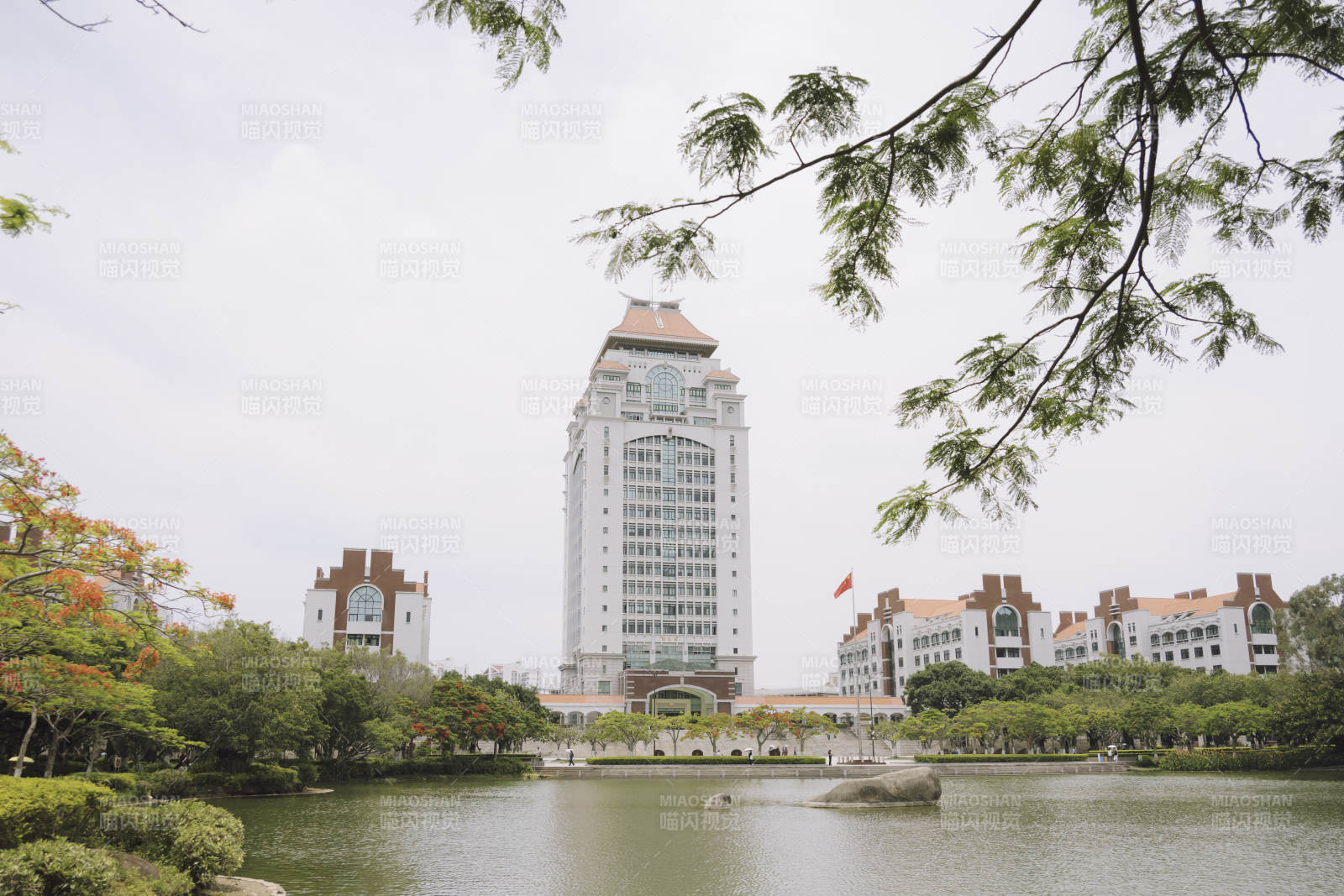 校园风光 湖畔建筑群图片