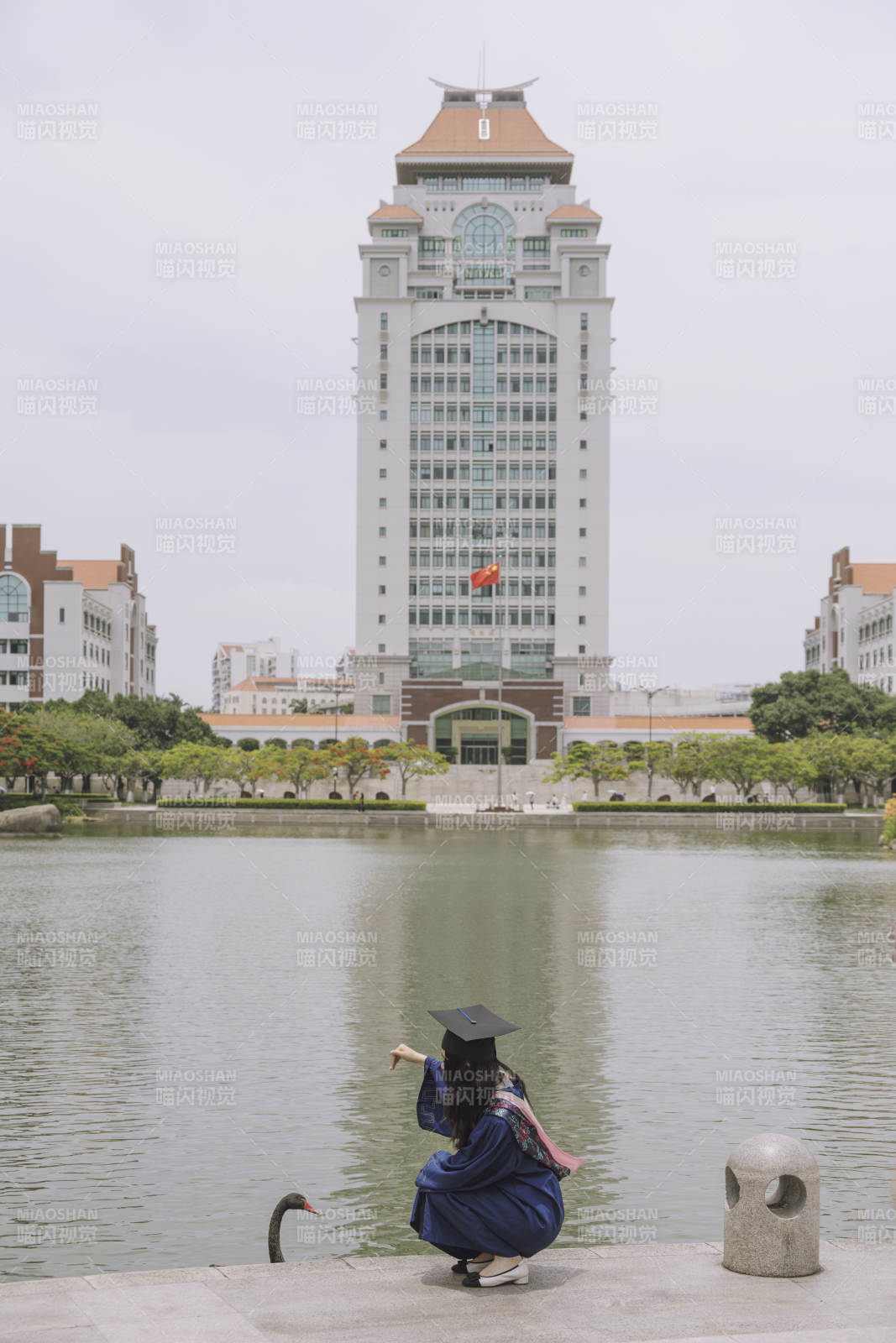 毕业学子湖畔留影图片