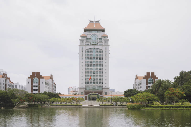厦门大学湖畔高楼映水景图片