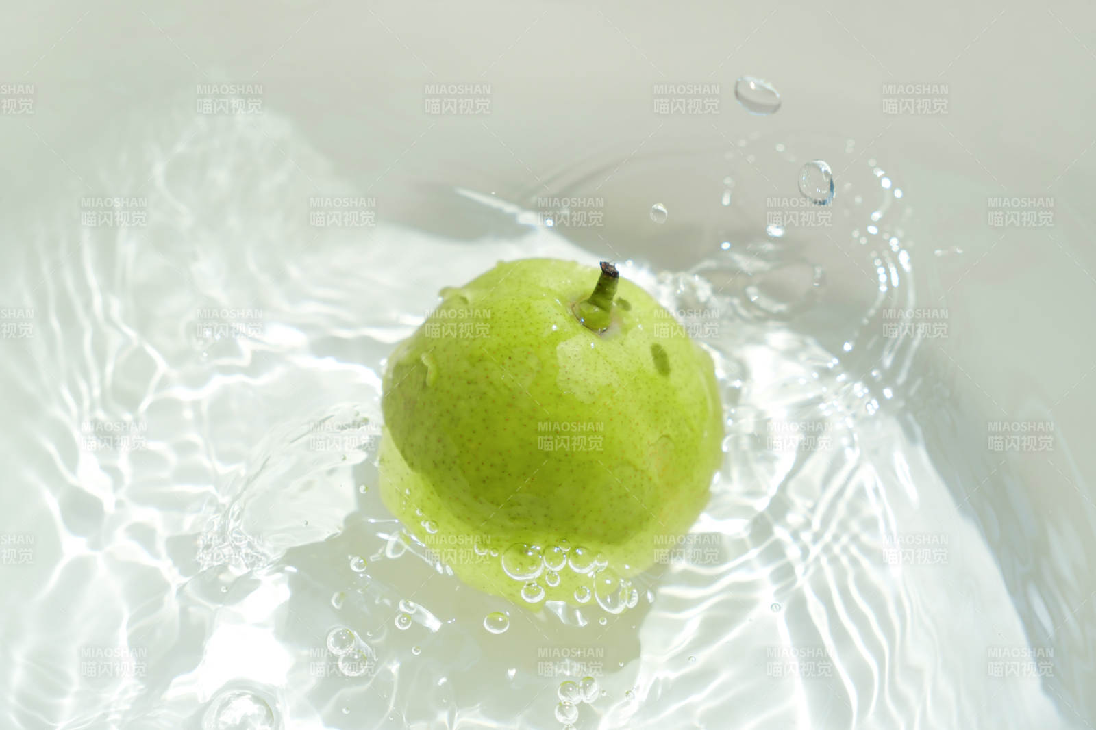 青苹果落入水中溅起水花图片