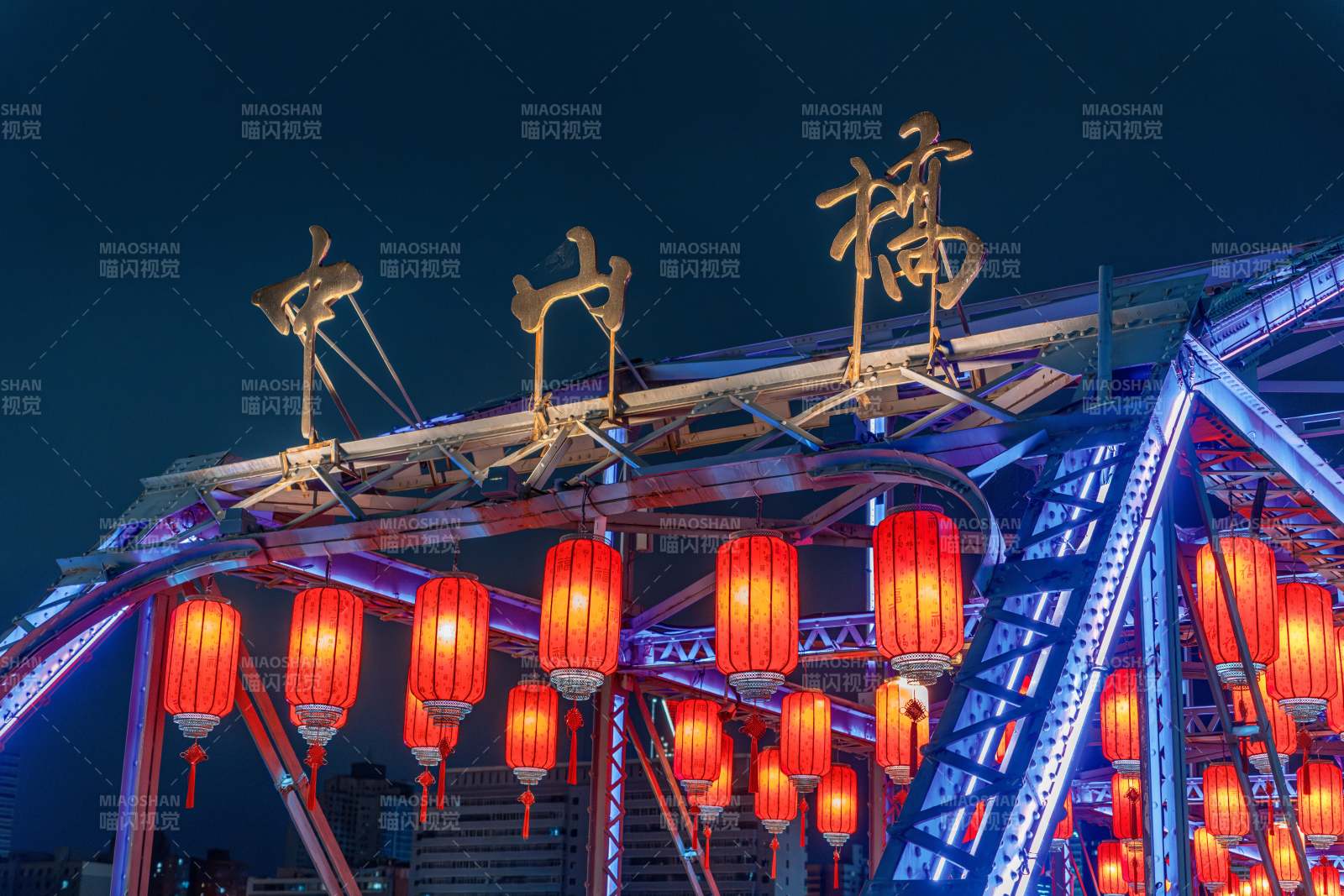 夜景桥头红灯笼璀璨图片