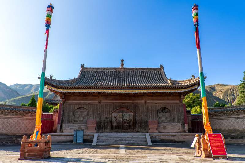 青海海东瞿昙寺正门图片