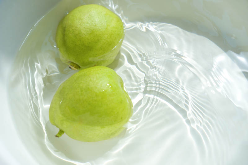 水中漂浮的青色果实图片