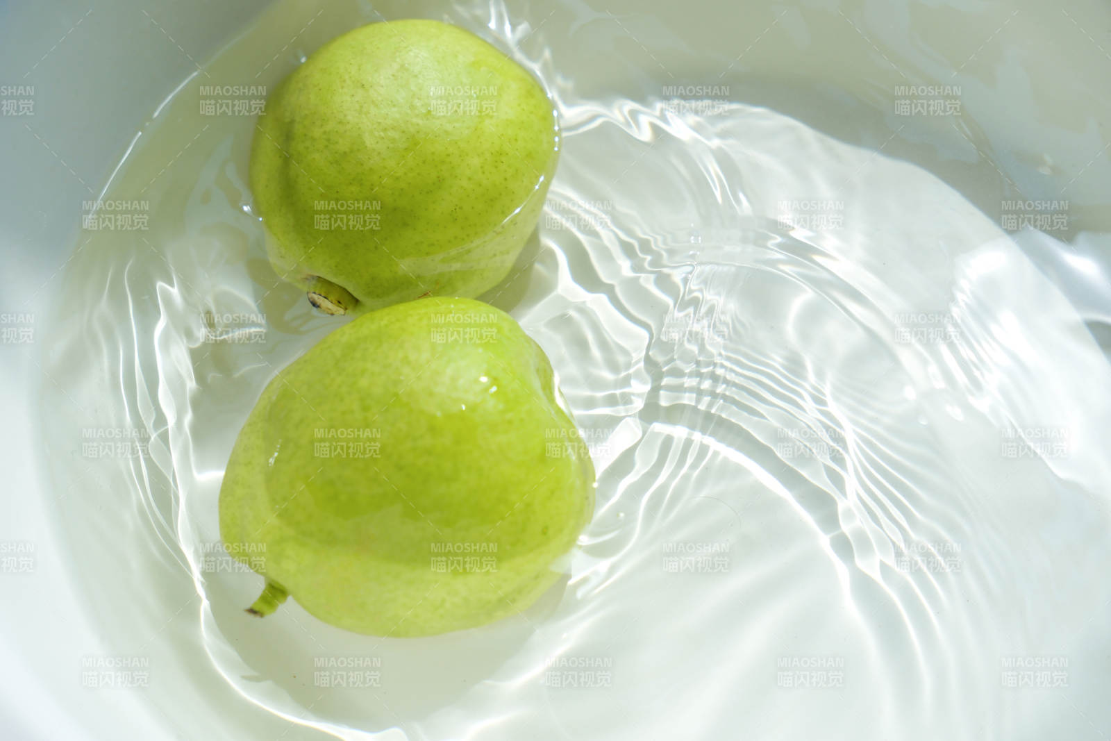 水中漂浮的青色果实图片