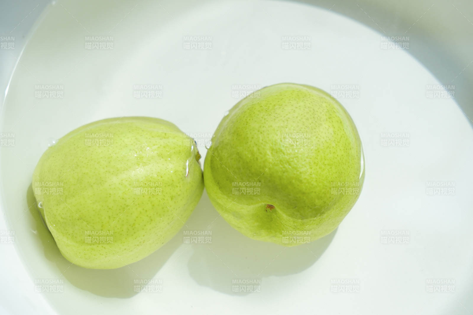 两个青色的梨子图片