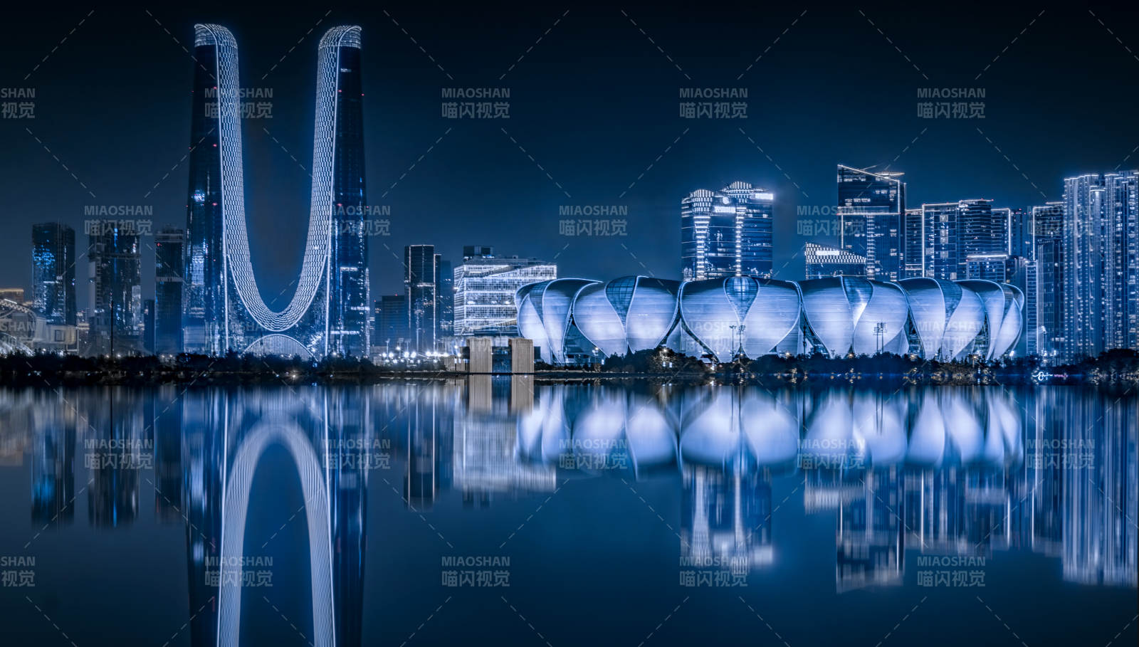 夜幕下的城市倒影美景图片