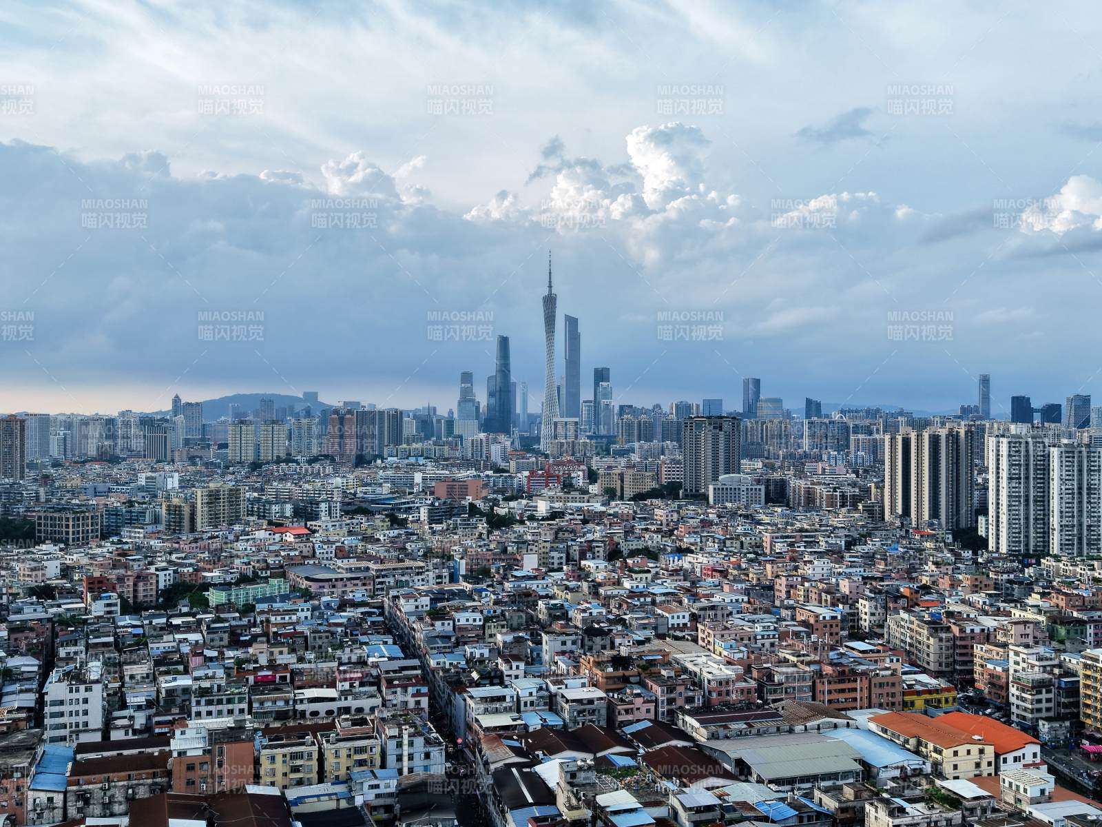 城市天际线与密集建筑群图片