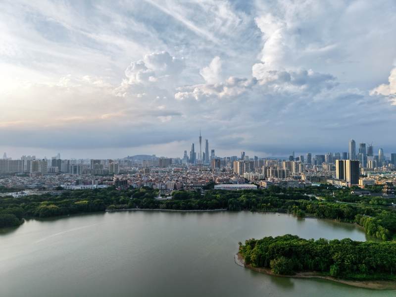城市湖景 高楼林立图片