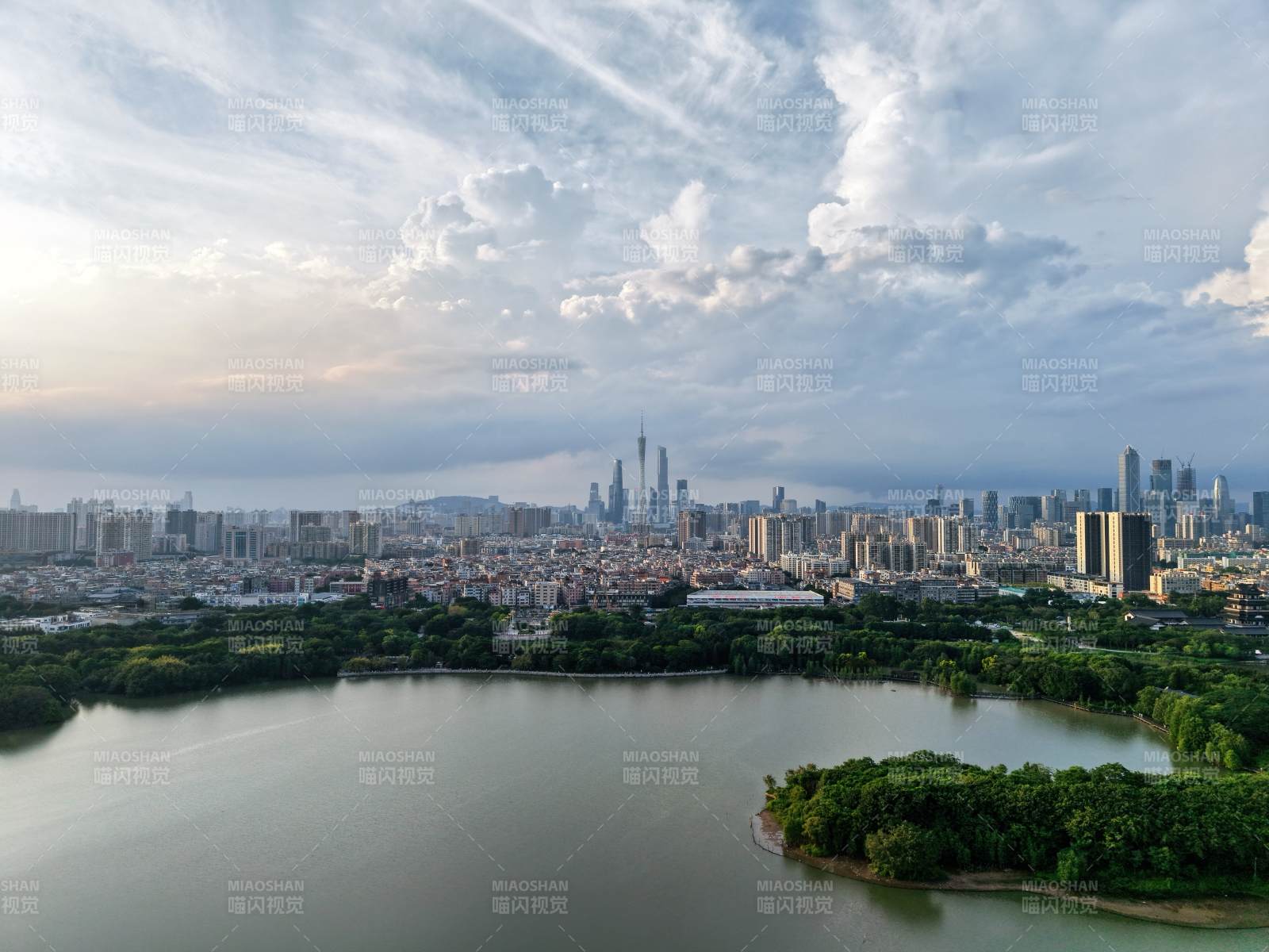 城市湖景 高楼林立图片