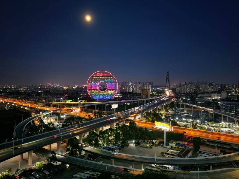 夜景中的城市与特殊建筑-广州圆大厦图片