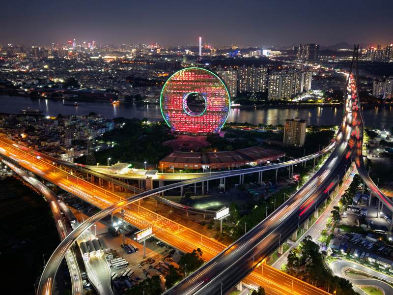 城市夜景与光轨交织-广州圆大厦图片