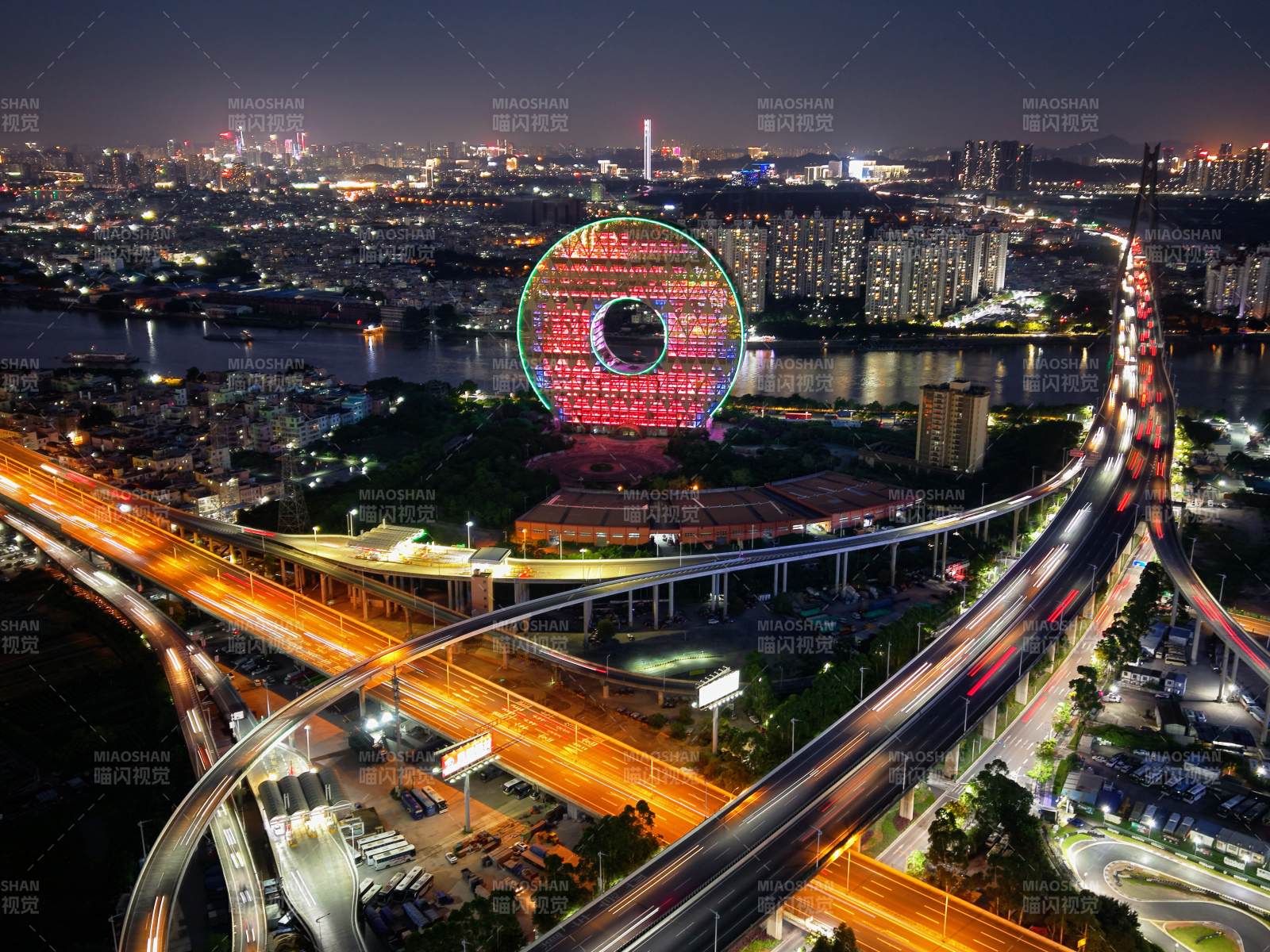 城市夜景与光轨交织-广州圆大厦图片