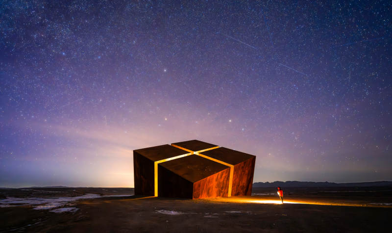 星空下的神秘立方体图片