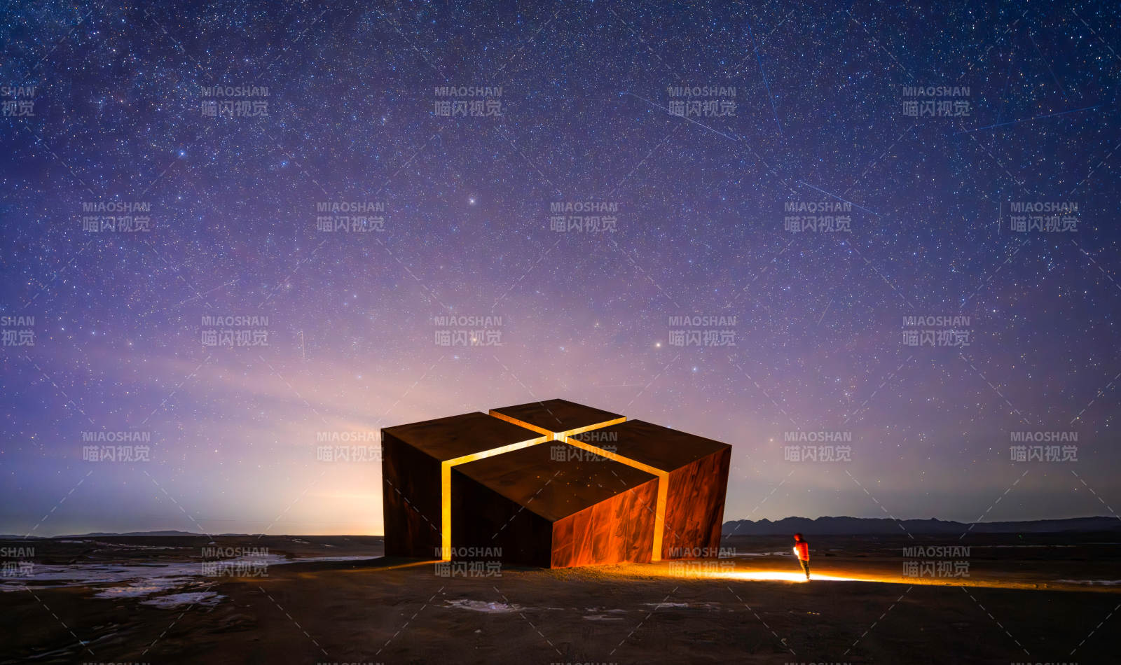 星空下的神秘立方体图片