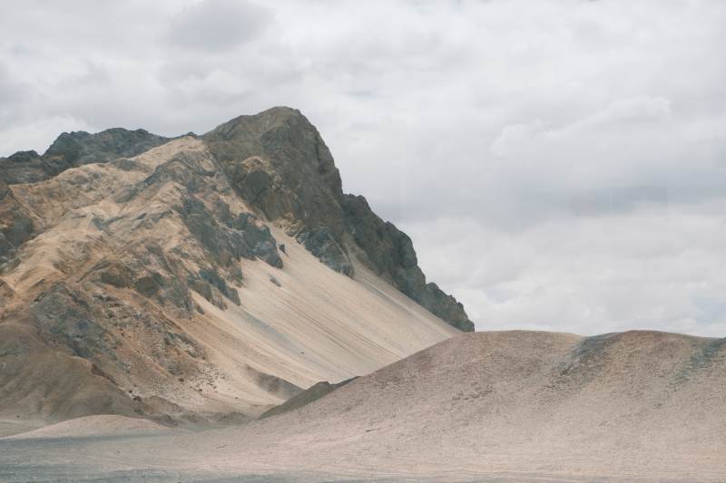 荒漠山峰 云雾缭绕图片