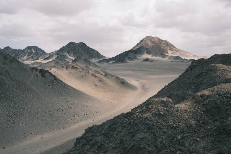 荒漠山峦 云雾缭绕-黑独山图片