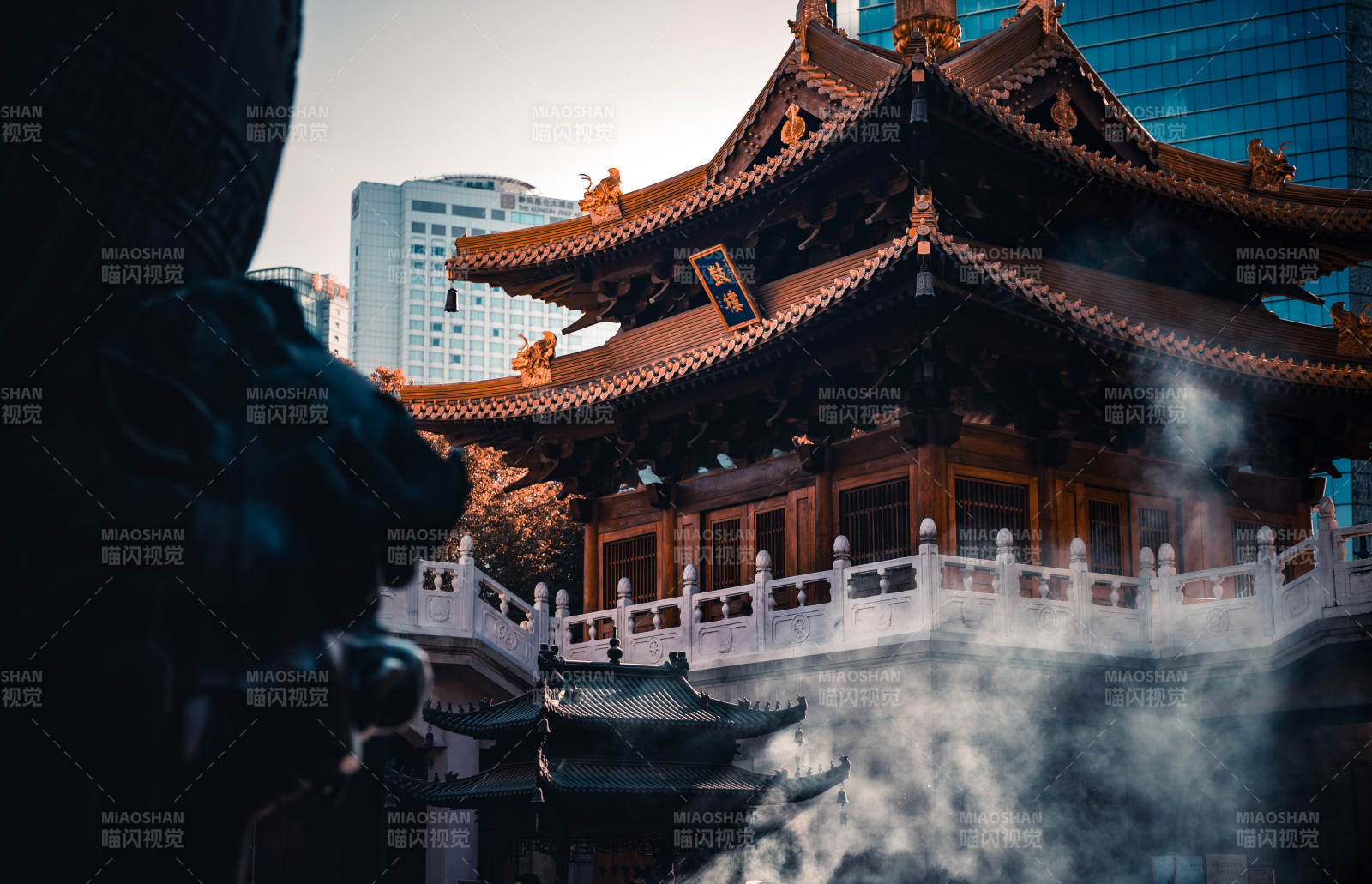 上海静安寺晨烟 都市静谧景图片