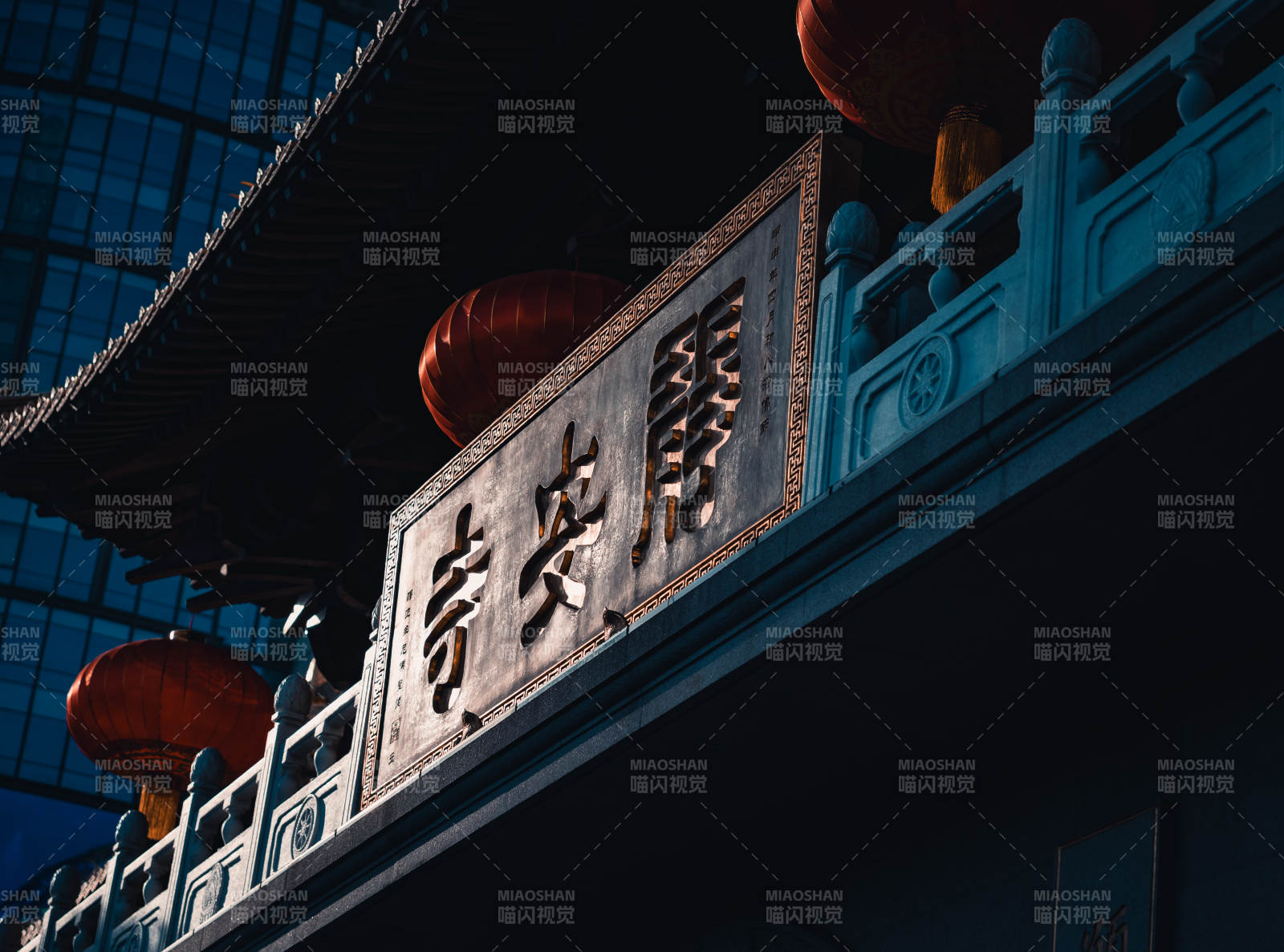 古寺夜景 灯笼映辉图片