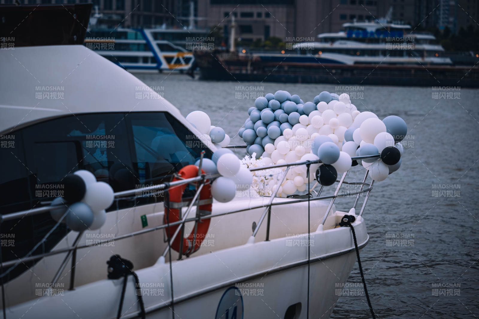 游艇上的气球装饰图片