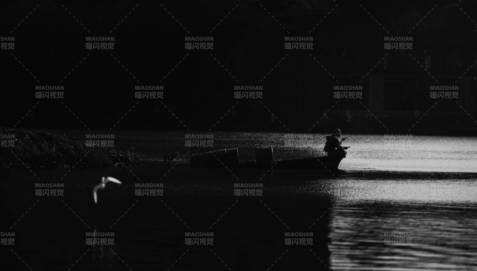 湖畔垂钓 静谧夜色图片