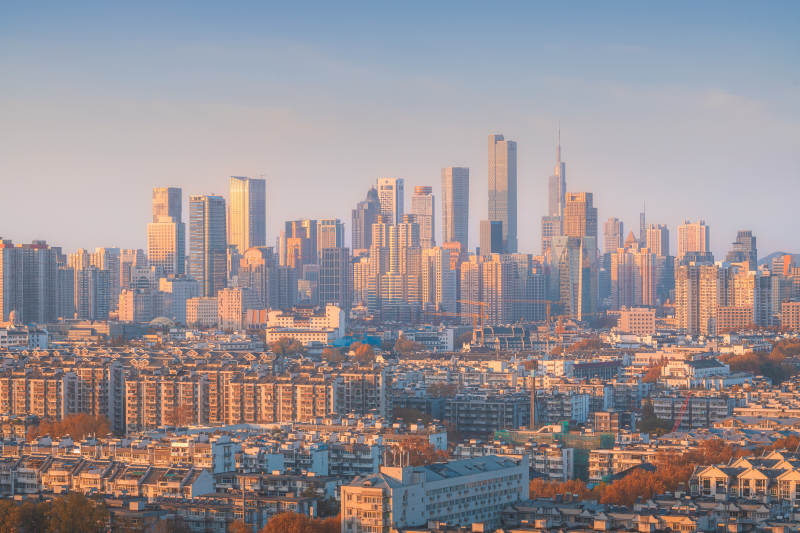 城市天际线晨光初照图片