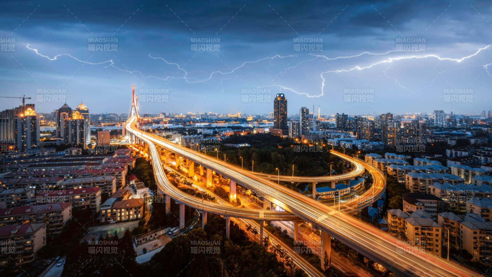 城市夜景与闪电交辉图片