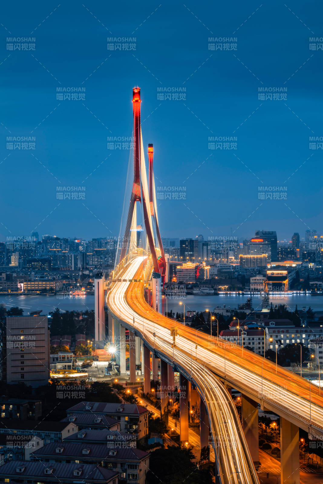 夜幕下的城市桥梁光影图片