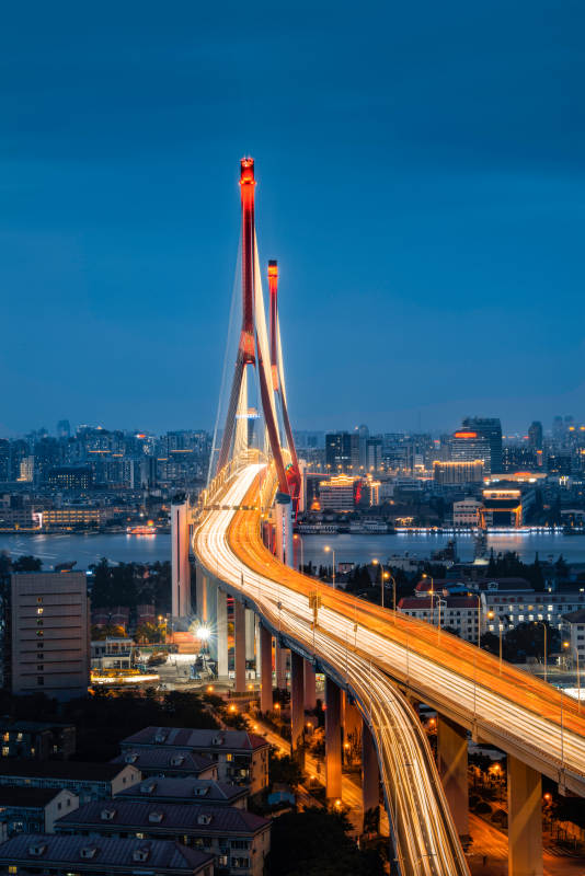 夜幕下的城市桥梁光影图片