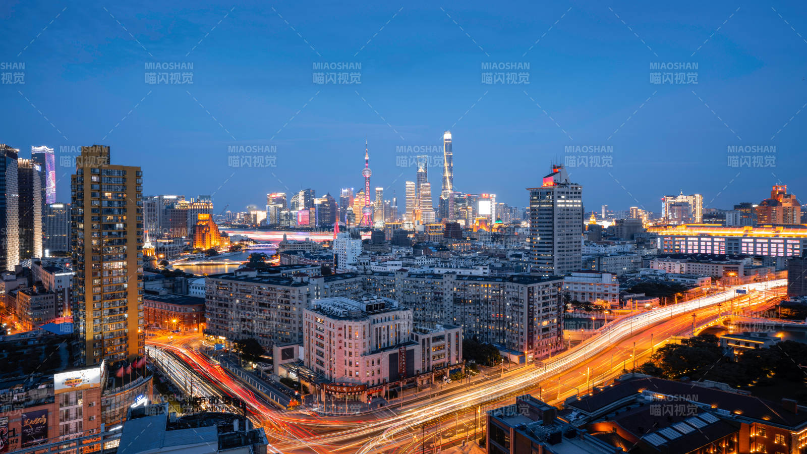 夜幕下的城市灯火辉煌图片