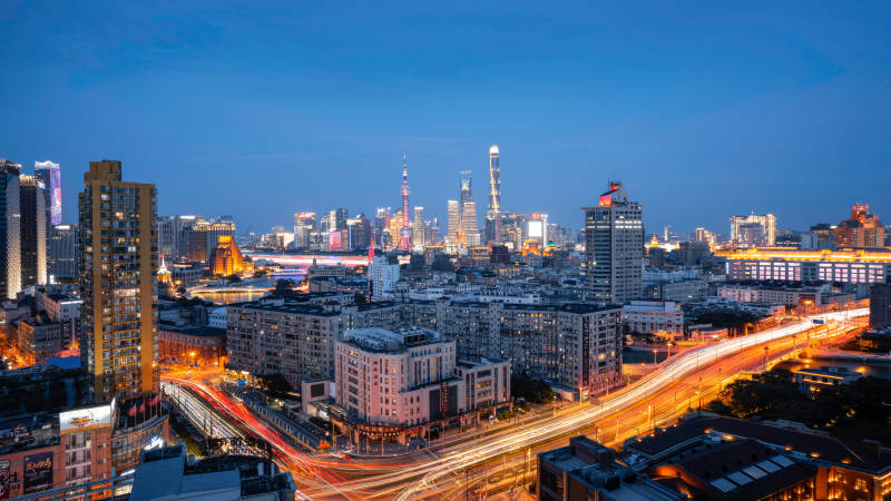 夜幕下的城市灯火辉煌图片