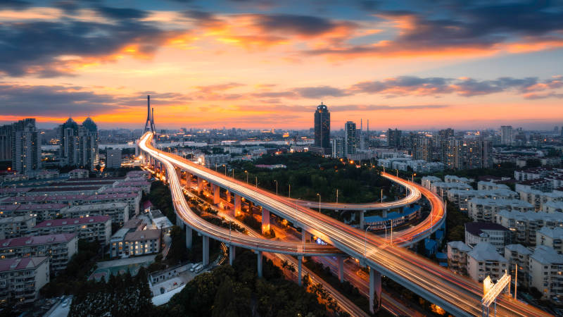 城市夜景与高架桥流光图片