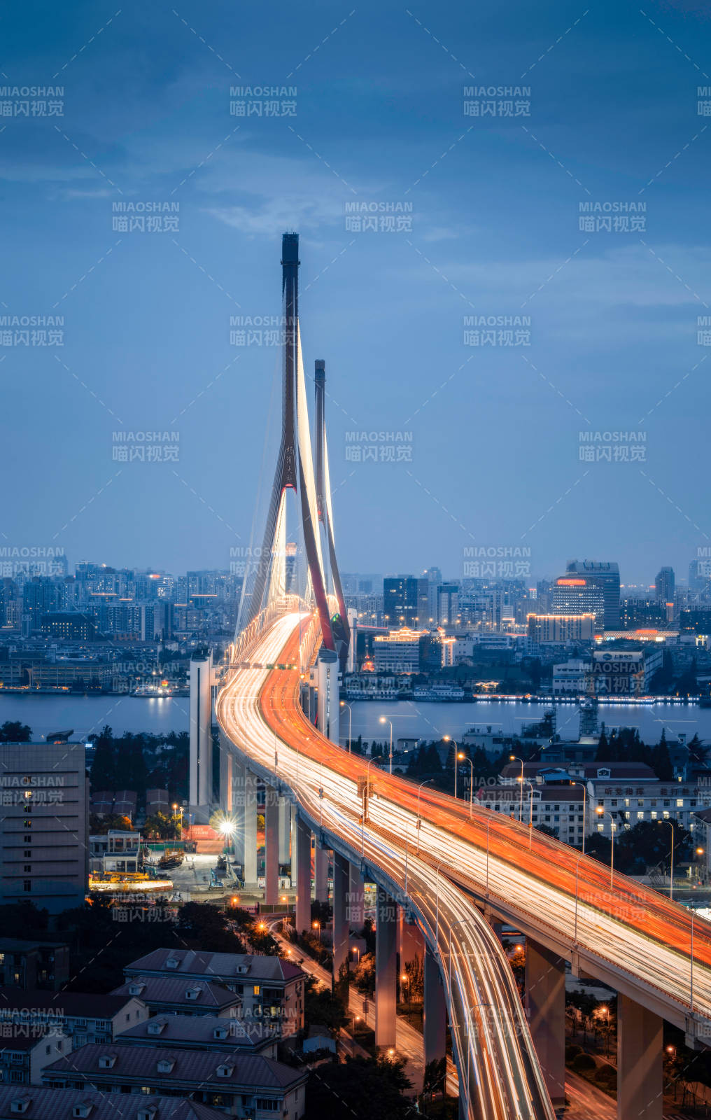 城市夜景高架桥流光溢彩图片