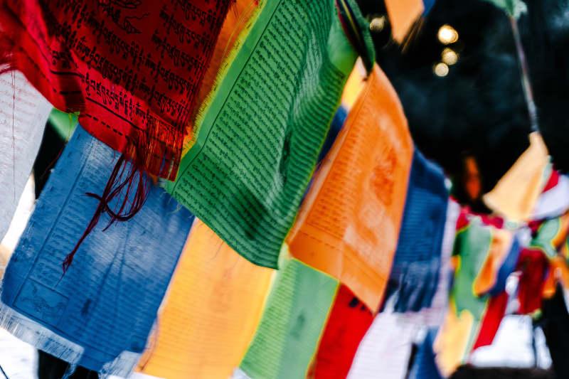 彩色经幡随风飘扬图片