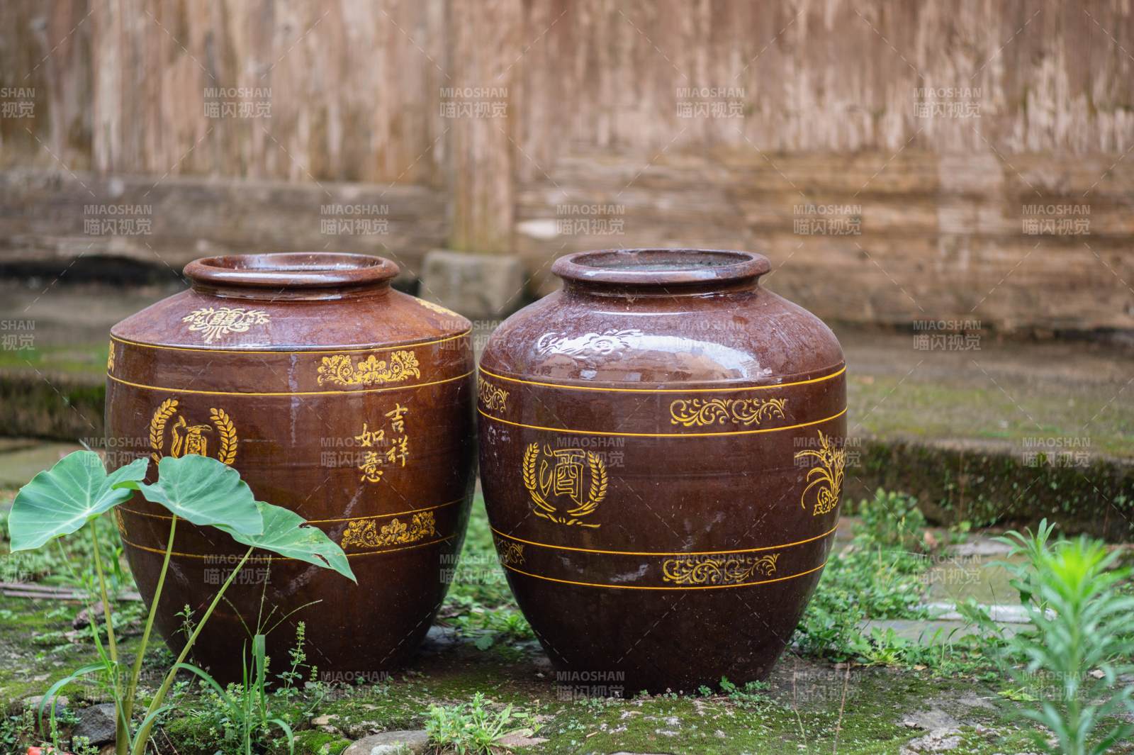 古朴陶罐静立庭院中图片