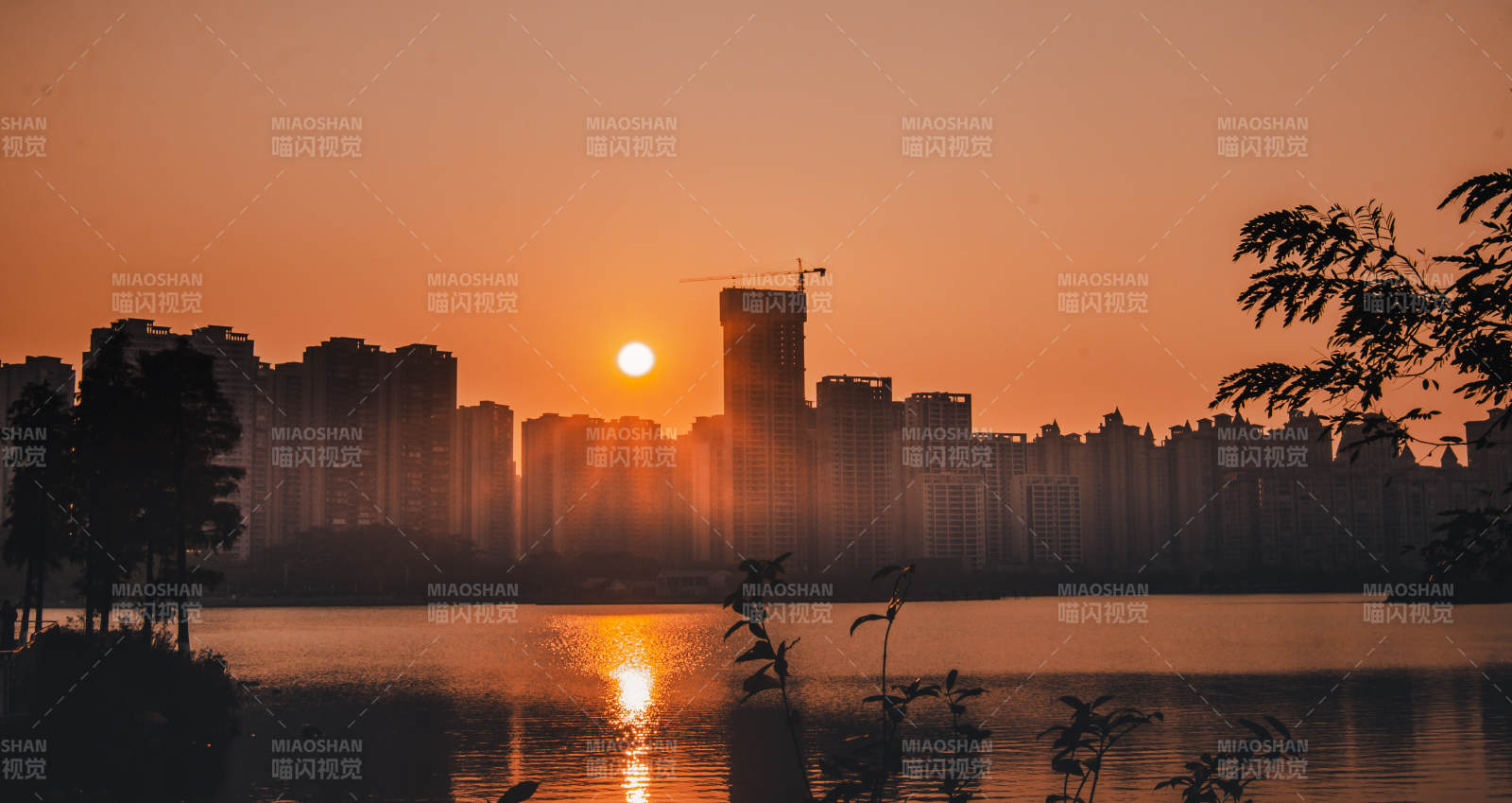 城市黄昏 湖光倒影图片